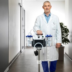 Soporte universal para vaso de aspirador de secreciones